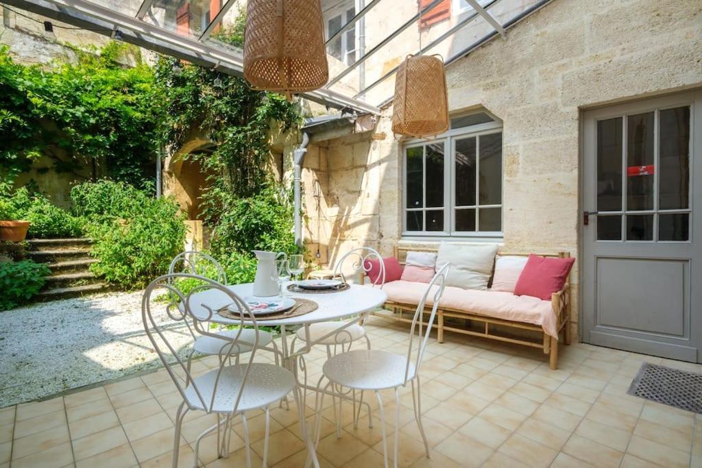 Appartement Avec Son Patio Dans Centre Historique De Bourg Exterior photo